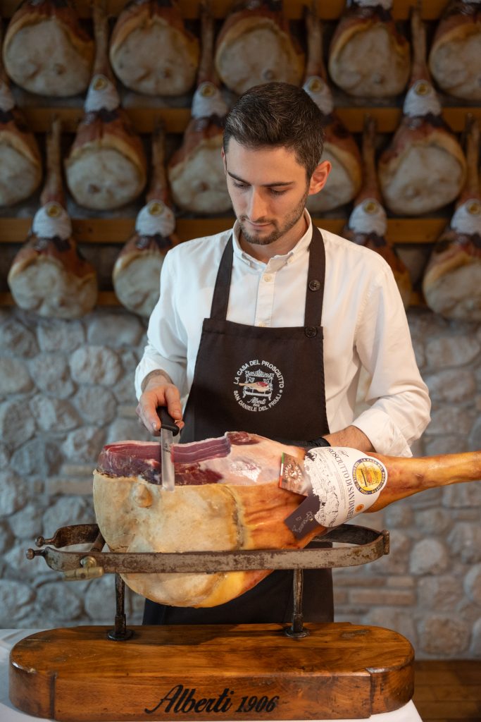 Affettare il prosciutto San Daniele a coltello